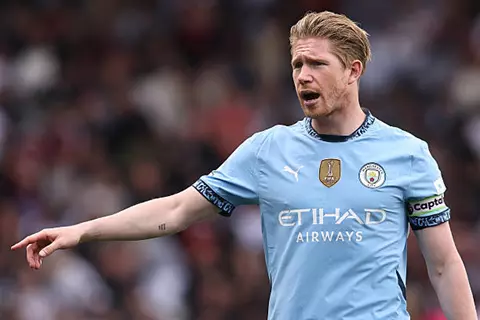 ذا أثلتيك: دي بروين لم يتلق أي عرض رسمي من النصر أو الأهلي